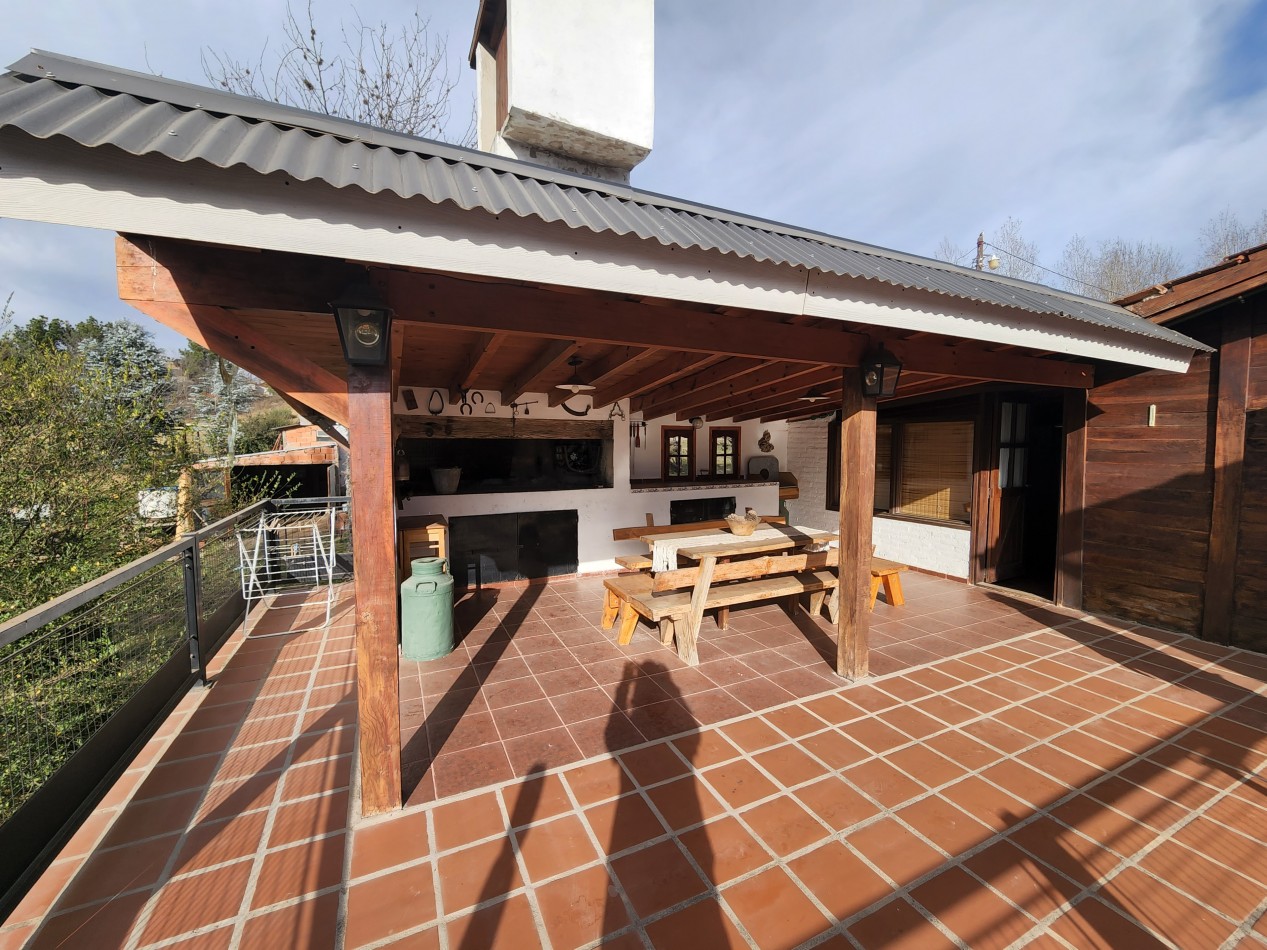 VENTA casa AMOBLADA con parque dos quinchos piscina Departamento independiente Yacanto camino a Los Linderos