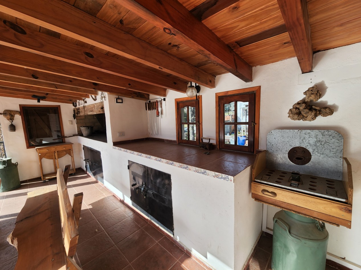 VENTA casa AMOBLADA con parque dos quinchos piscina Departamento independiente Yacanto camino a Los Linderos