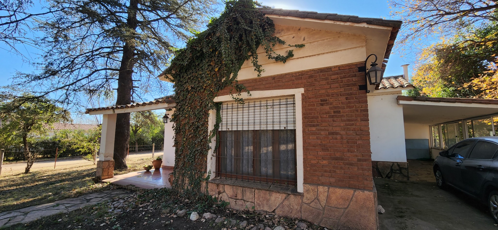 VENTA CASA DOS DORMITORIOS SOBRE CALLE PRINCIPAL LOTE ESQUINA PARQUE EL CORCOVADO