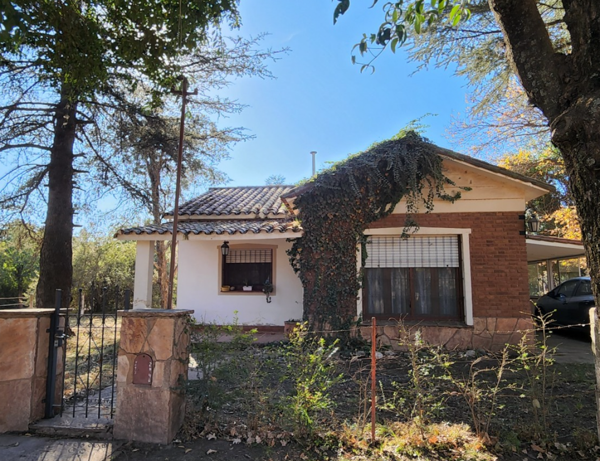 VENTA CASA DOS DORMITORIOS SOBRE CALLE PRINCIPAL LOTE ESQUINA PARQUE EL CORCOVADO