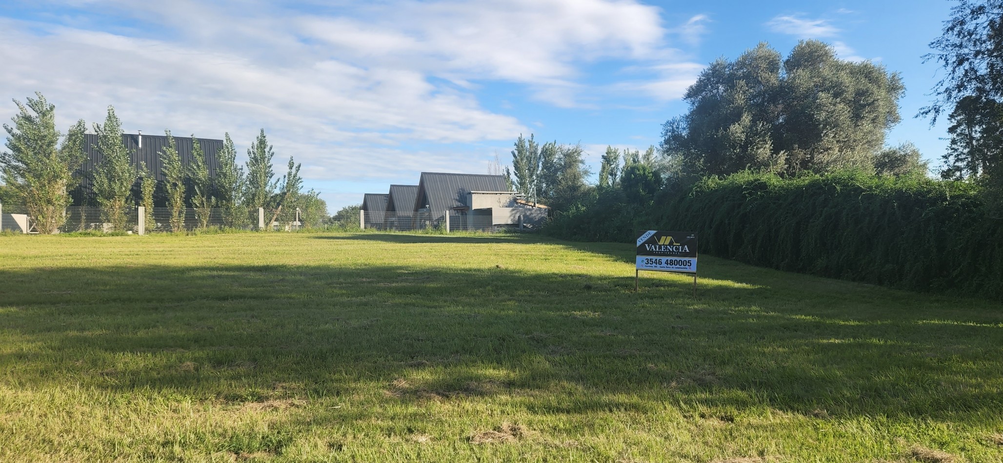VENTA LOTE CON HERMOSA VISTA A LAS SIERRAS CHICAS SOBRE CALLE DE INGRESO PRINCIPAL