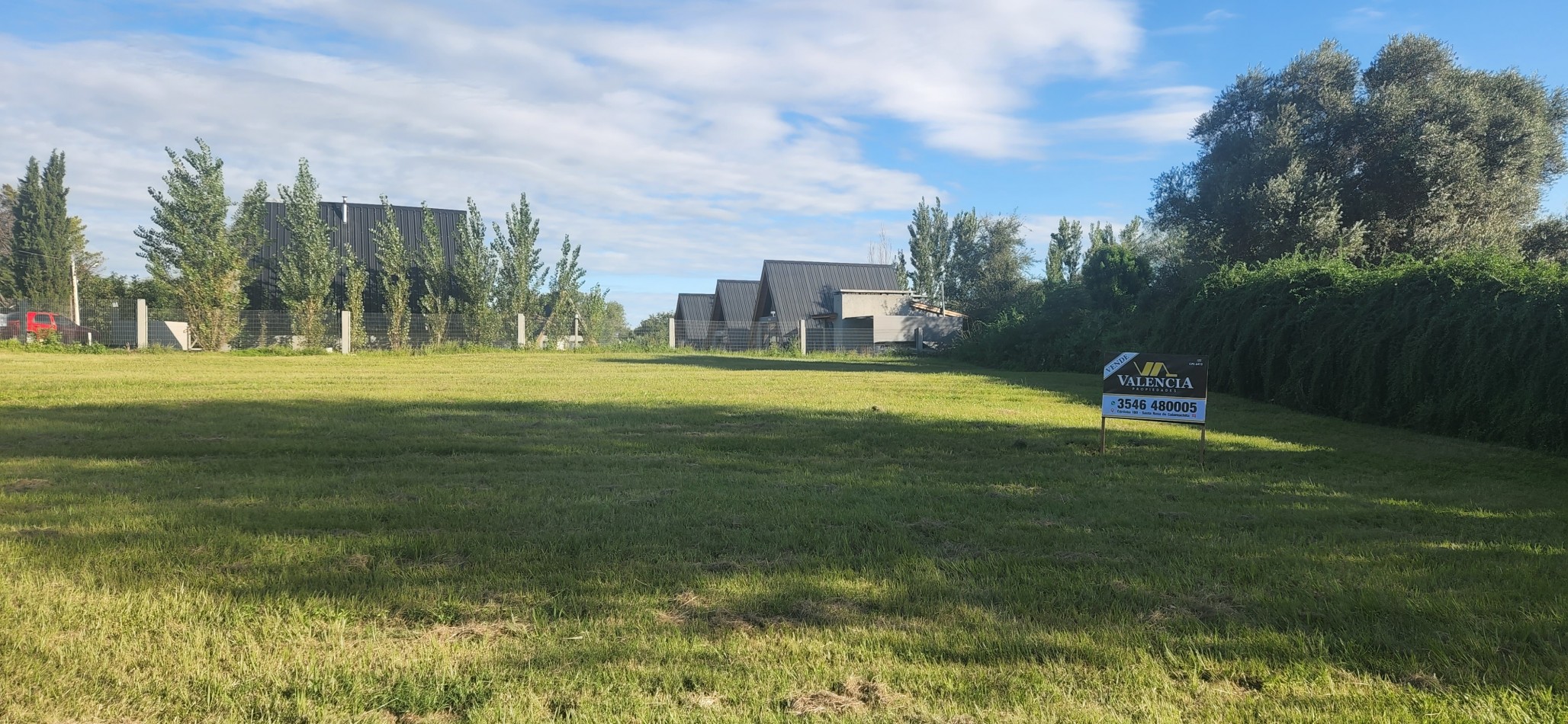VENTA LOTE CON HERMOSA VISTA A LAS SIERRAS CHICAS SOBRE CALLE DE INGRESO PRINCIPAL