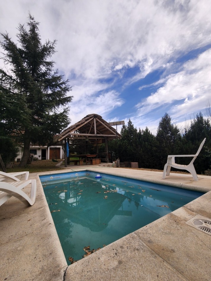 VENTA casa AMOBLADA con parque dos quinchos piscina Departamento independiente Yacanto camino a Los Linderos