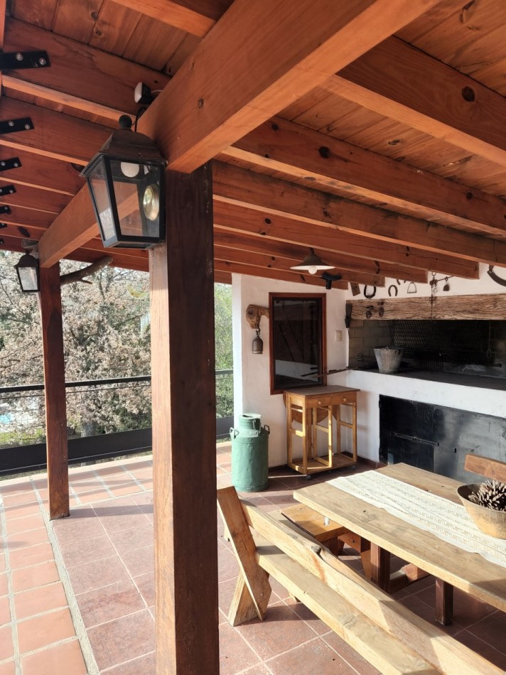VENTA casa AMOBLADA con parque dos quinchos piscina Departamento independiente Yacanto camino a Los Linderos
