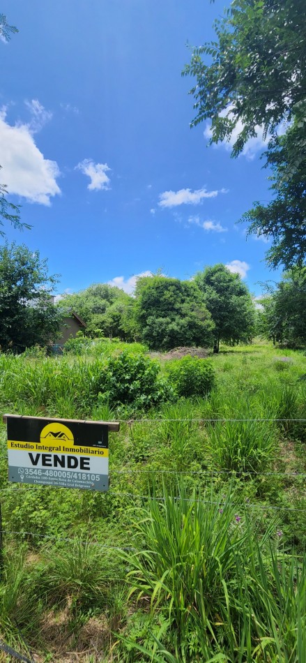 Venta lote amplio con hermosa arboleda lyz y agua en puerta cercado Santa Monica Calamuchita