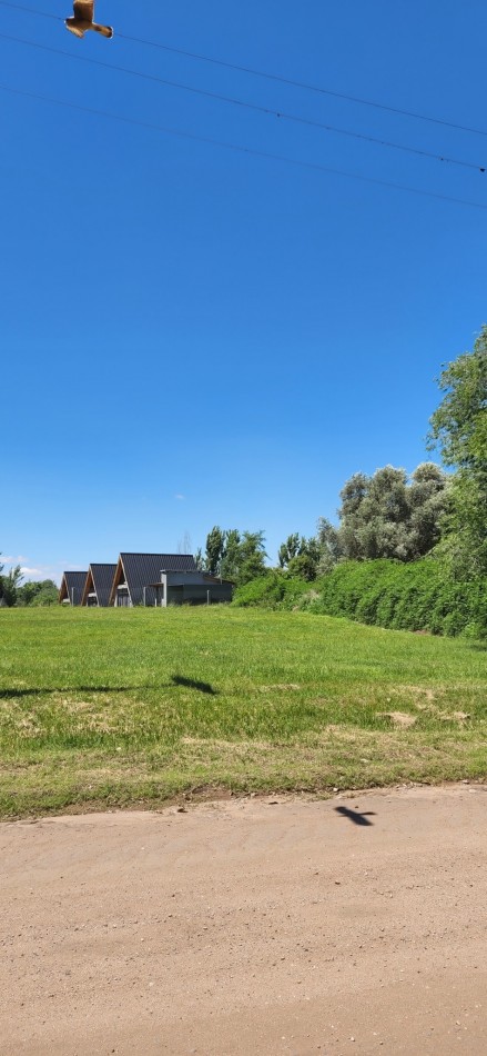 VENTA LOTE CON HERMOSA VISTA A LAS SIERRAS CHICAS SOBRE CALLE DE INGRESO PRINCIPAL