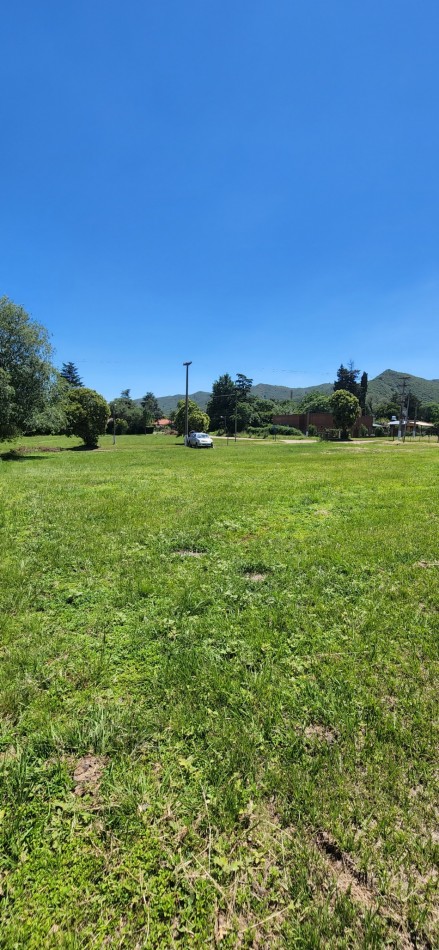 VENTA LOTE CON HERMOSA VISTA A LAS SIERRAS CHICAS SOBRE CALLE DE INGRESO PRINCIPAL