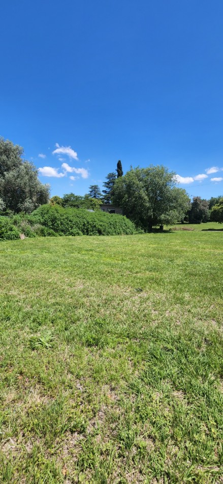 VENTA LOTE CON HERMOSA VISTA A LAS SIERRAS CHICAS SOBRE CALLE DE INGRESO PRINCIPAL