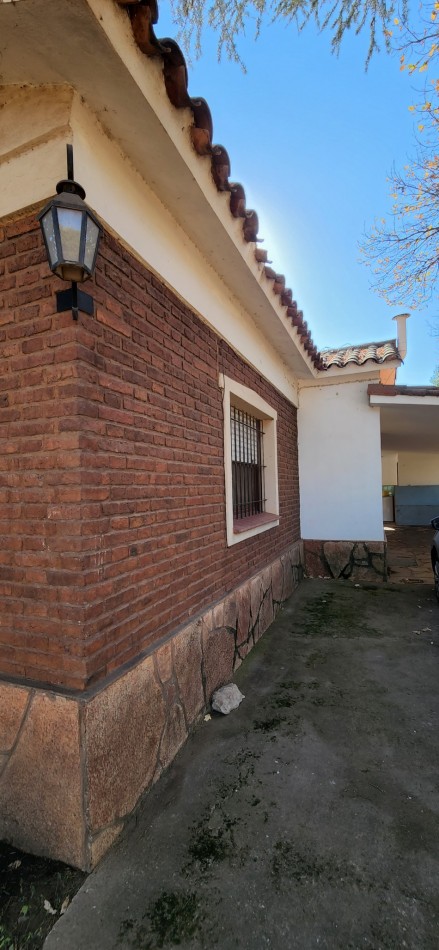 VENTA CASA DOS DORMITORIOS SOBRE CALLE PRINCIPAL LOTE ESQUINA PARQUE EL CORCOVADO