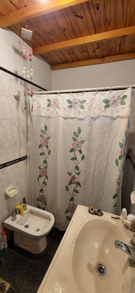 VENTA CASA DOS DORMITORIOS SOBRE CALLE PRINCIPAL LOTE ESQUINA PARQUE EL CORCOVADO