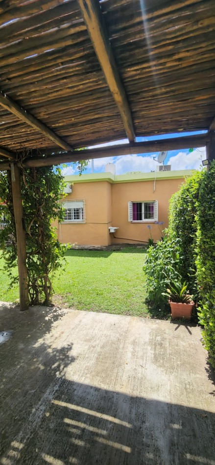 VENTA CASA DOS DORMITORIOS LOTE ESQUINA CON AMPLIO PARQUE