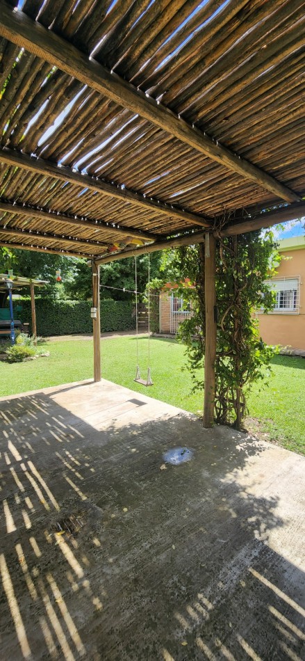 VENTA CASA DOS DORMITORIOS LOTE ESQUINA CON AMPLIO PARQUE