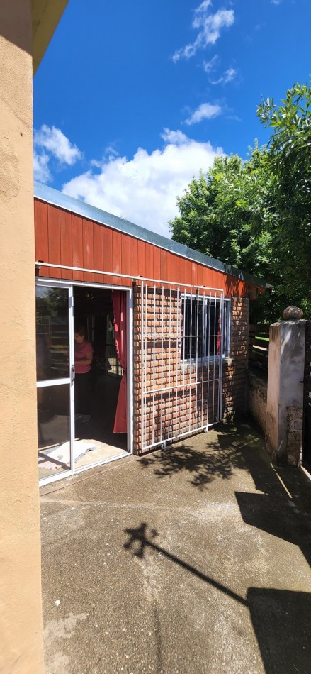 VENTA CASA DOS DORMITORIOS LOTE ESQUINA CON AMPLIO PARQUE