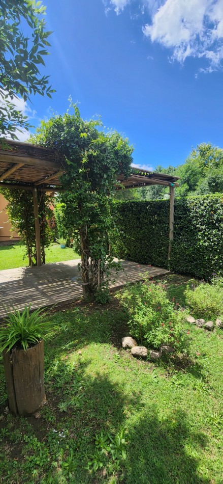 VENTA CASA DOS DORMITORIOS LOTE ESQUINA CON AMPLIO PARQUE