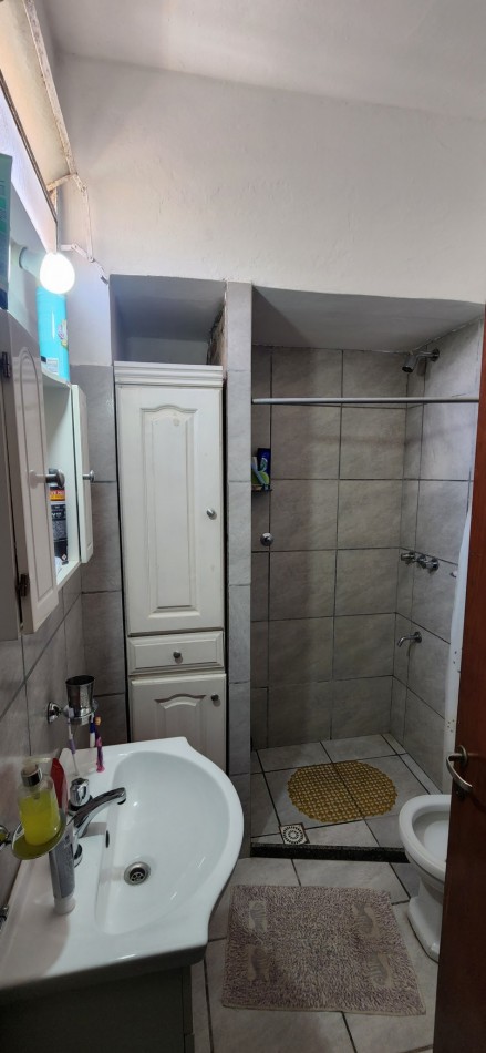VENTA CASA DOS DORMITORIOS LOTE ESQUINA CON AMPLIO PARQUE