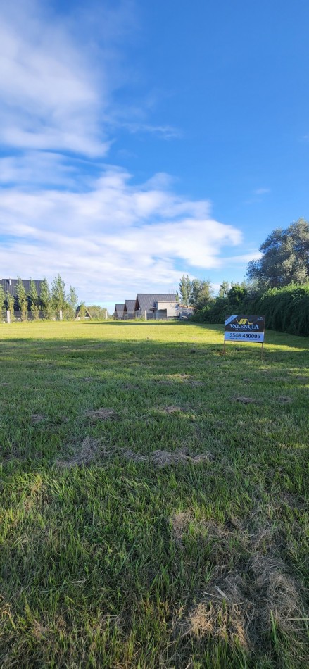 VENTA LOTE CON HERMOSA VISTA A LAS SIERRAS CHICAS SOBRE CALLE DE INGRESO PRINCIPAL