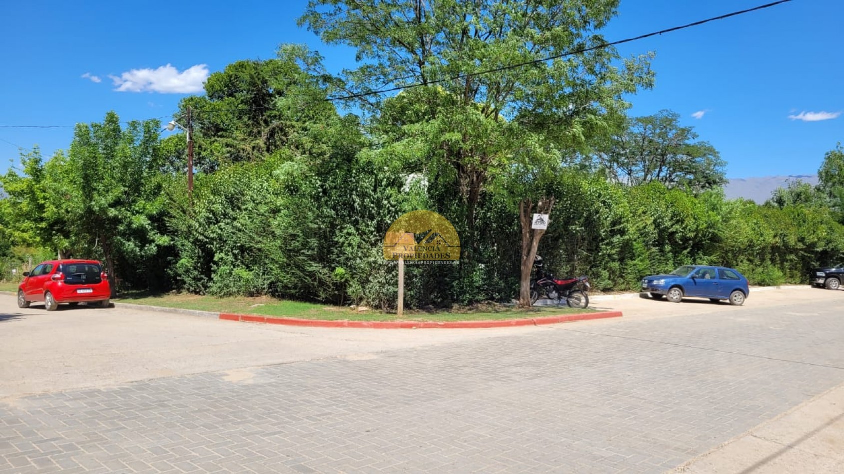 UNICO EN LA ZONA ESQUINA CENTRICA DEL PUEBLO FRENTE A MUNICIPALIDAD Y SUM