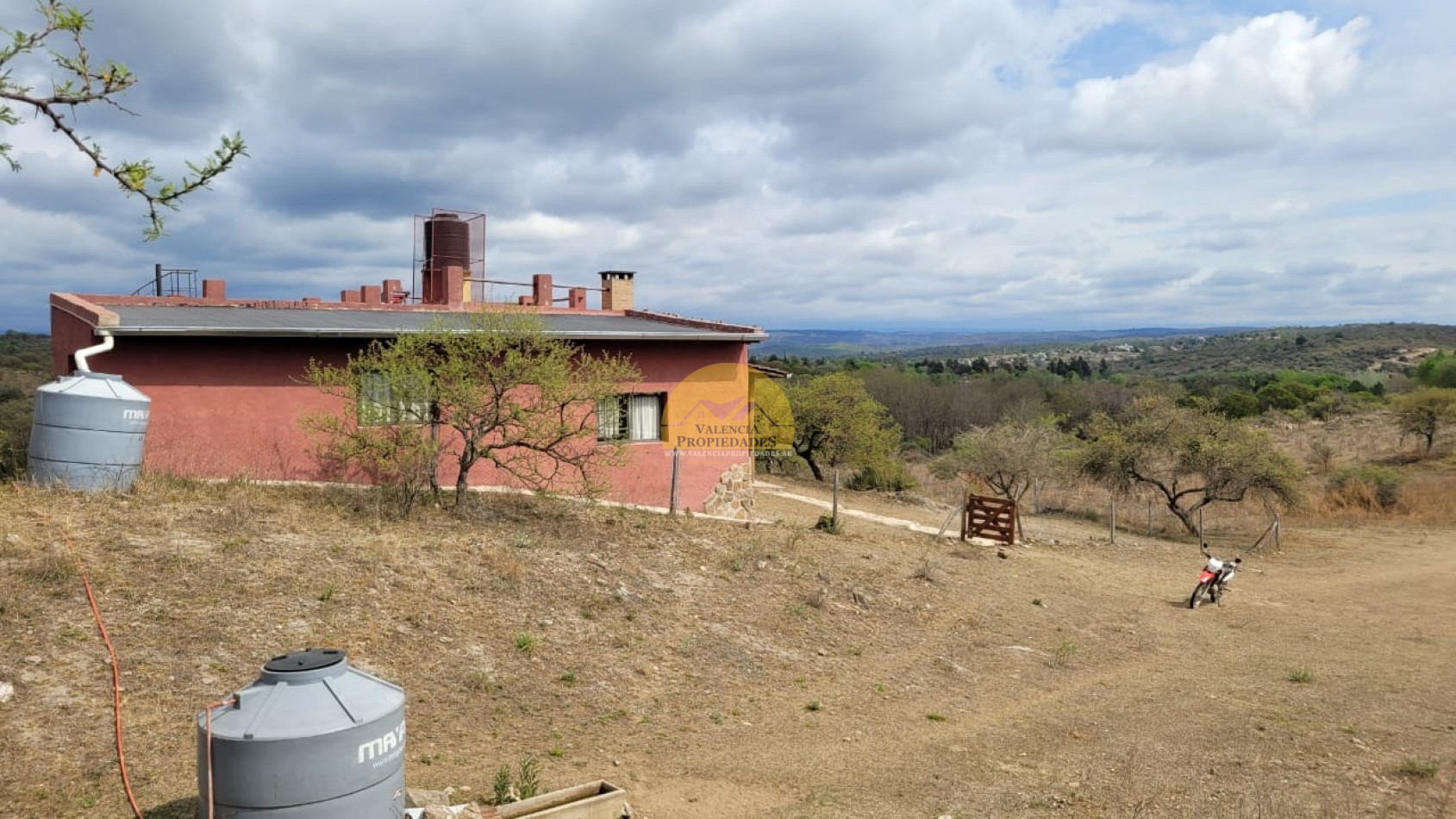 VENTA CASA DE CAMPO EN LOTE DE 6000 METROS HERMOSA VISTA Y ENTORNO SANTA MONICA SANTA ROSA DE CALAMUCHITA