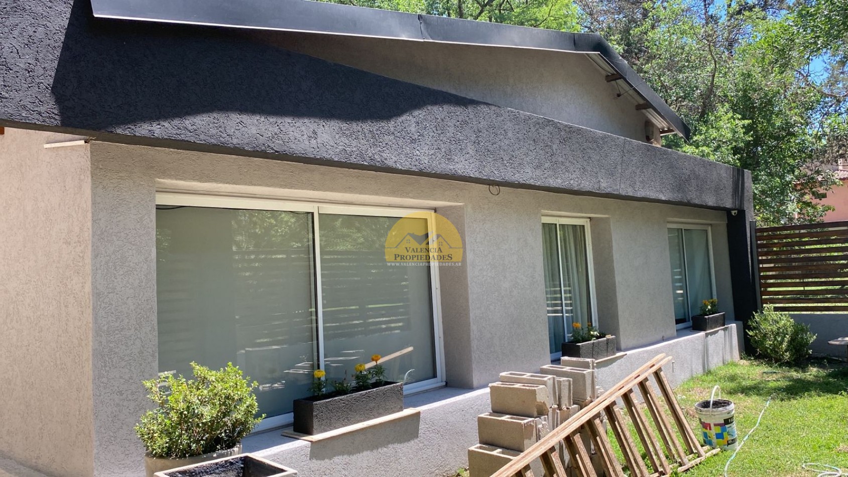 VENTA CASA 2 DORMITORIOS QUINCHO PISCINA CON COSTA A RIO SANTA ROSA CALAMUCHITA