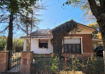 VENTA CASA DOS DORMITORIOS SOBRE CALLE PRINCIPAL LOTE ESQUINA PARQUE EL CORCOVADO