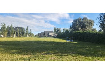 VENTA LOTE CON HERMOSA VISTA A LAS SIERRAS CHICAS SOBRE CALLE DE INGRESO PRINCIPAL 